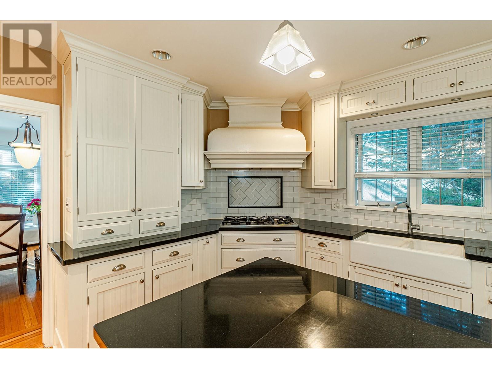 Listing Picture 14 of 39 : 1667 W 40TH AVENUE, Vancouver / 溫哥華 - 魯藝地產 Yvonne Lu Group - MLS Medallion Club Member