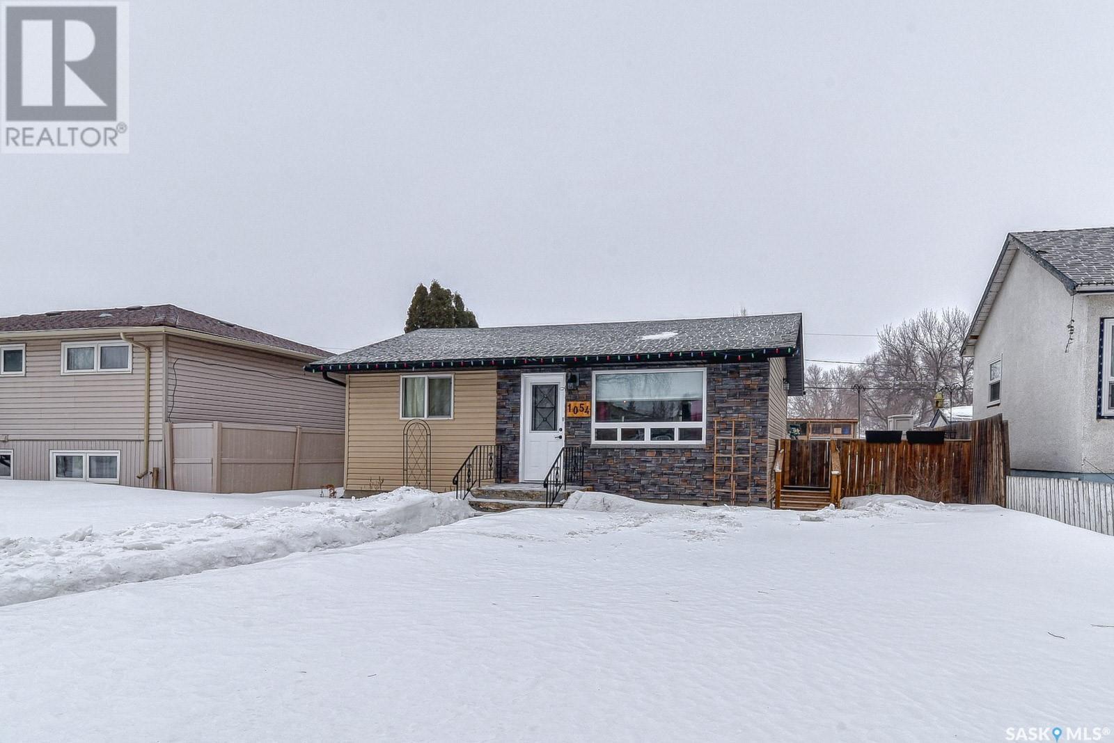 1054 Hastings Street, Moose Jaw, Saskatchewan  S6H 5R8 - Photo 1 - SK994047