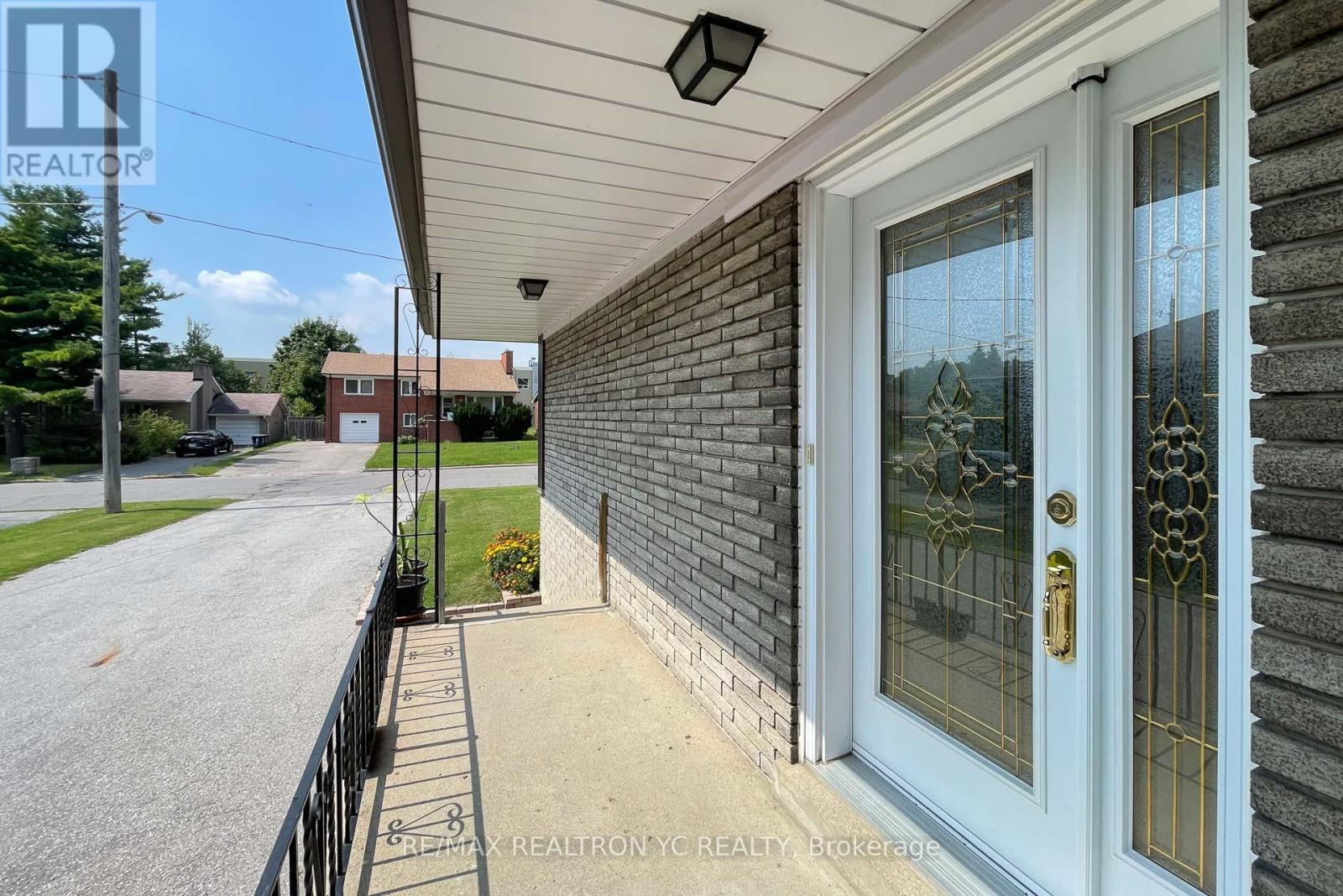 7 Muirkirk Road, Toronto, Ontario  M2R 1W2 - Photo 4 - C11950280