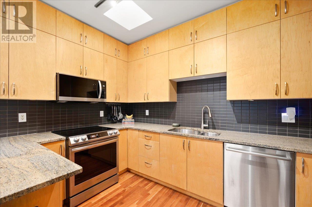 Listing Picture 8 of 33 : 696 W 16TH AVENUE, Vancouver / 溫哥華 - 魯藝地產 Yvonne Lu Group - MLS Medallion Club Member