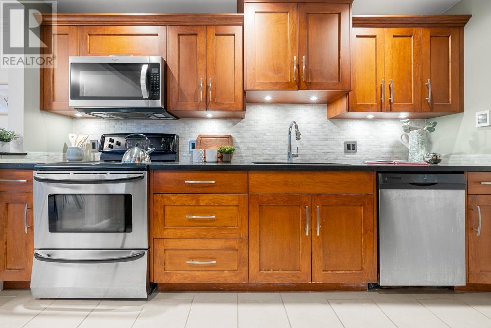 Listing Picture 18 of 38 : 110 1777 W 13TH AVENUE, Vancouver / 溫哥華 - 魯藝地產 Yvonne Lu Group - MLS Medallion Club Member