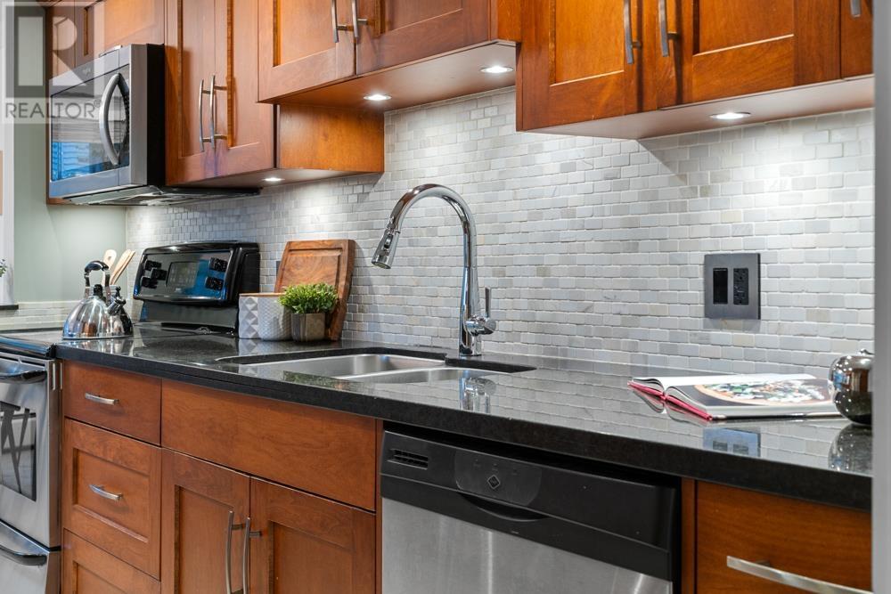 Listing Picture 21 of 38 : 110 1777 W 13TH AVENUE, Vancouver / 溫哥華 - 魯藝地產 Yvonne Lu Group - MLS Medallion Club Member