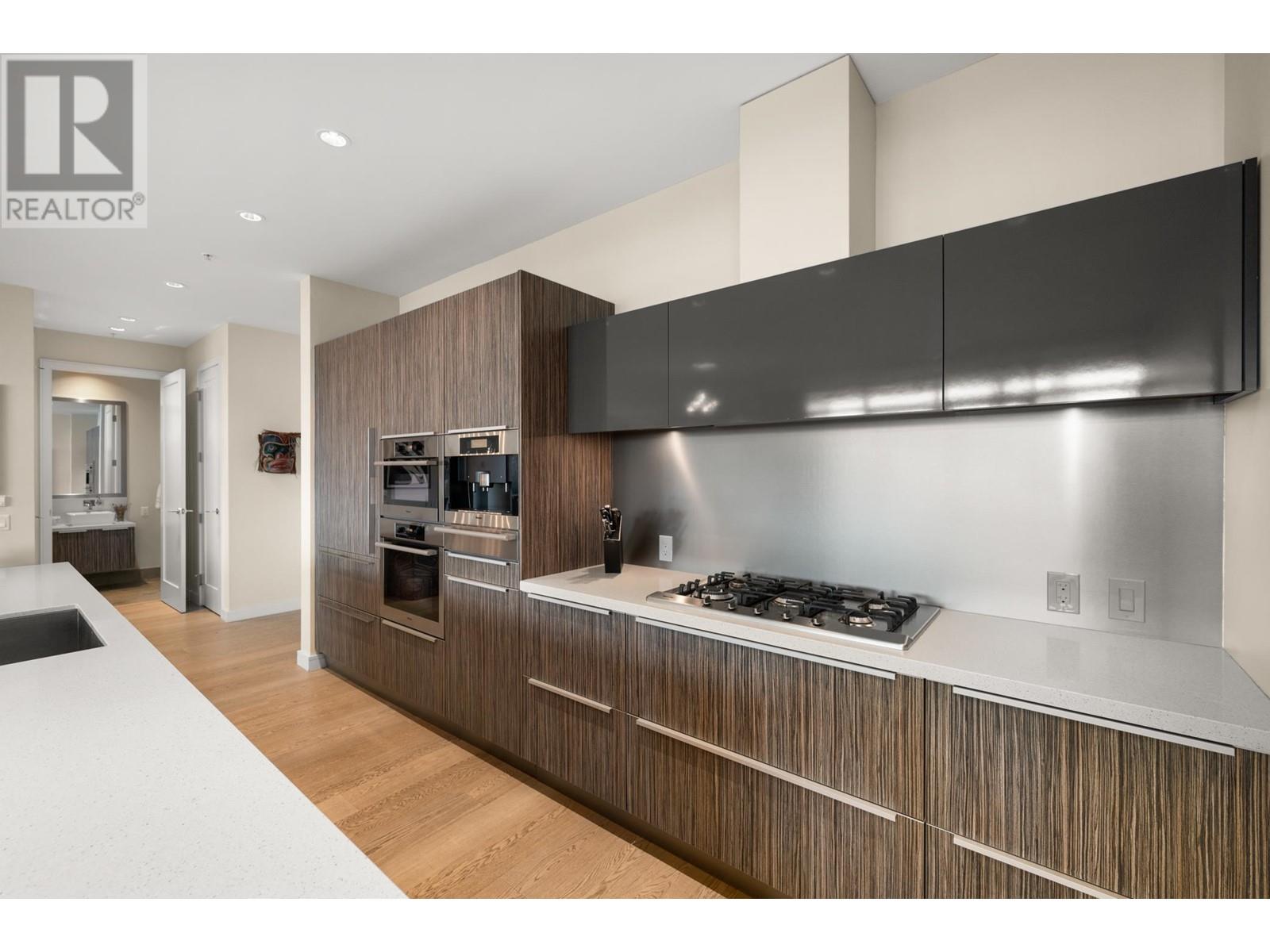 Listing Picture 7 of 29 : 102 151 W ATHLETES WAY, Vancouver / 溫哥華 - 魯藝地產 Yvonne Lu Group - MLS Medallion Club Member