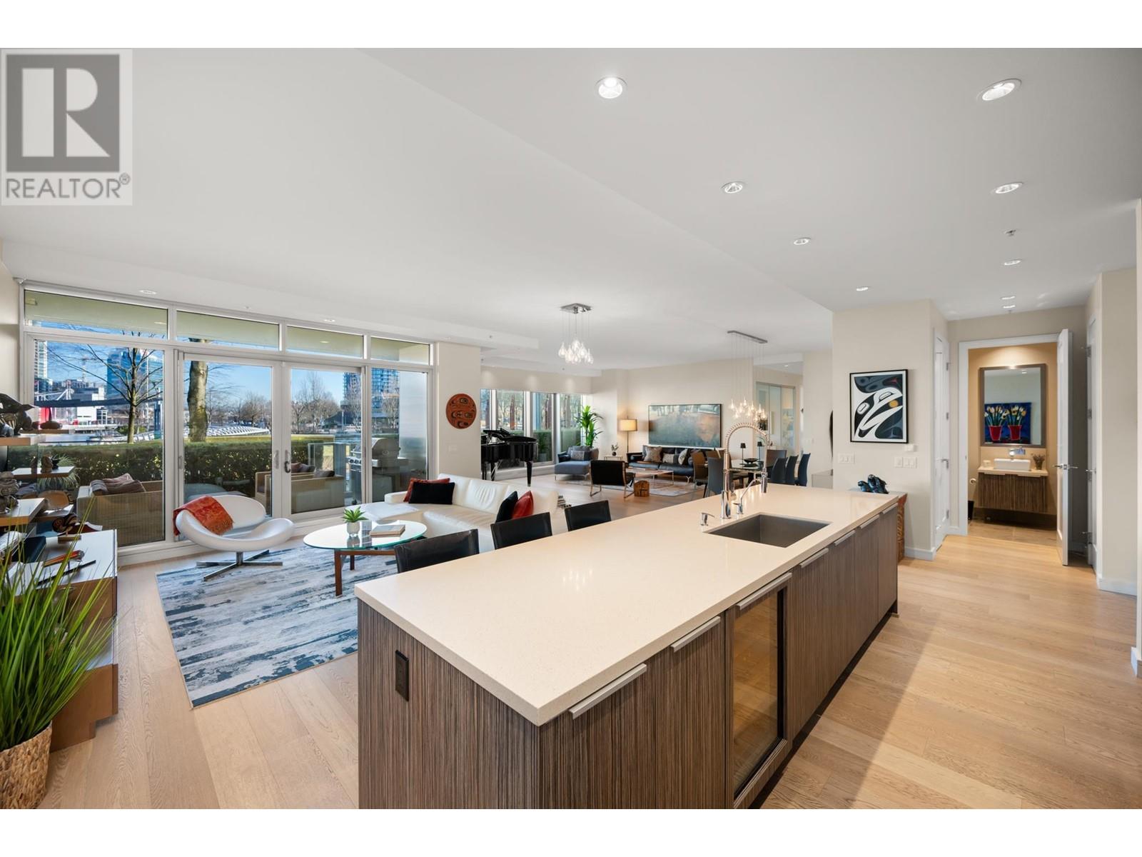 Listing Picture 11 of 29 : 102 151 W ATHLETES WAY, Vancouver / 溫哥華 - 魯藝地產 Yvonne Lu Group - MLS Medallion Club Member