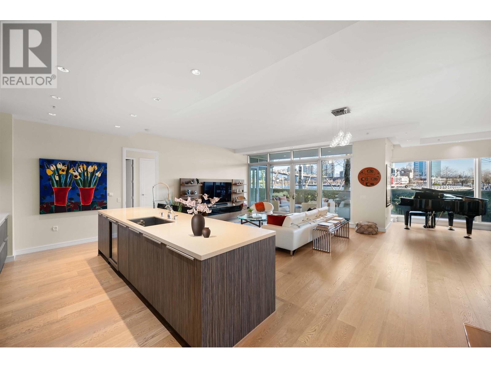 Listing Picture 9 of 29 : 102 151 W ATHLETES WAY, Vancouver / 溫哥華 - 魯藝地產 Yvonne Lu Group - MLS Medallion Club Member