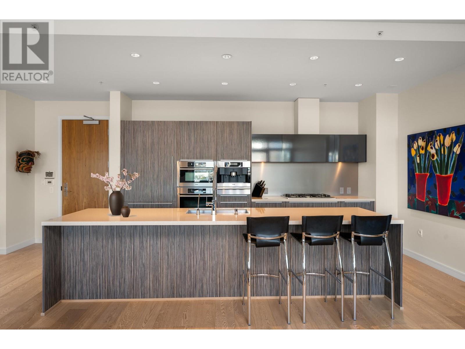 Listing Picture 6 of 29 : 102 151 W ATHLETES WAY, Vancouver / 溫哥華 - 魯藝地產 Yvonne Lu Group - MLS Medallion Club Member