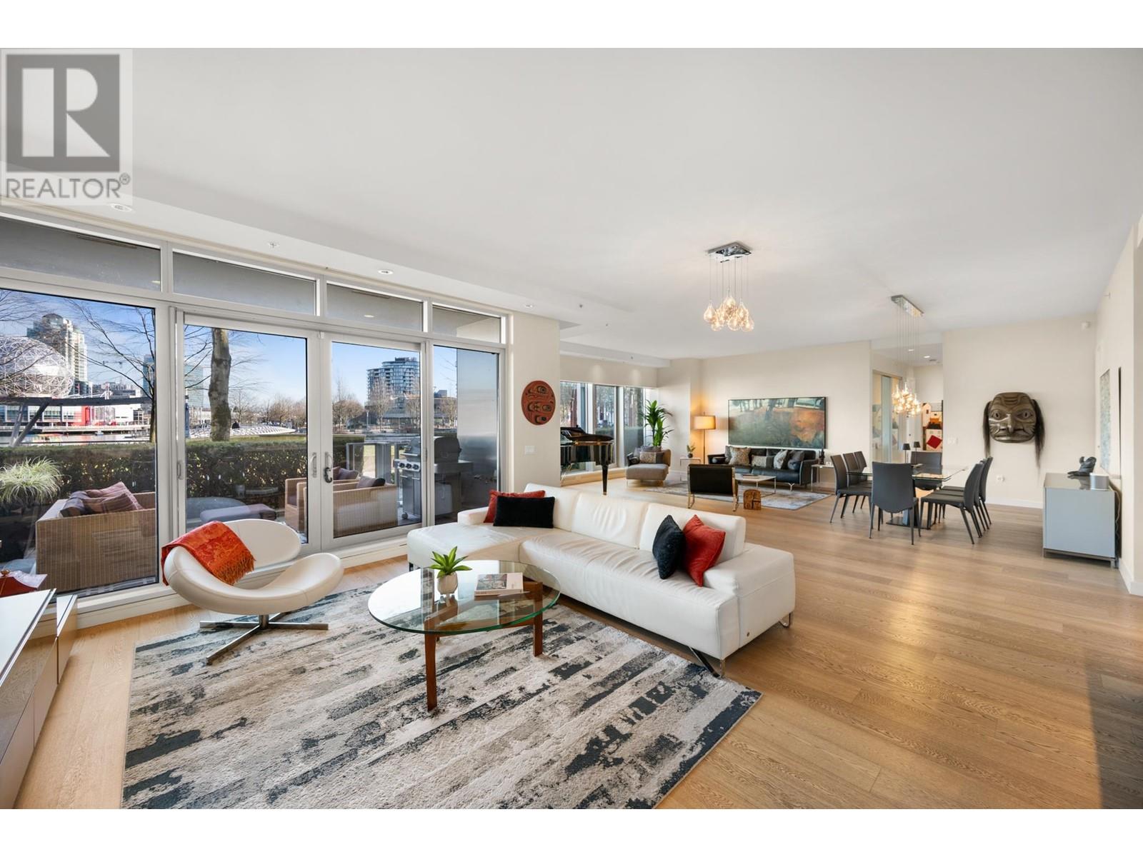 Listing Picture 4 of 29 : 102 151 W ATHLETES WAY, Vancouver / 溫哥華 - 魯藝地產 Yvonne Lu Group - MLS Medallion Club Member