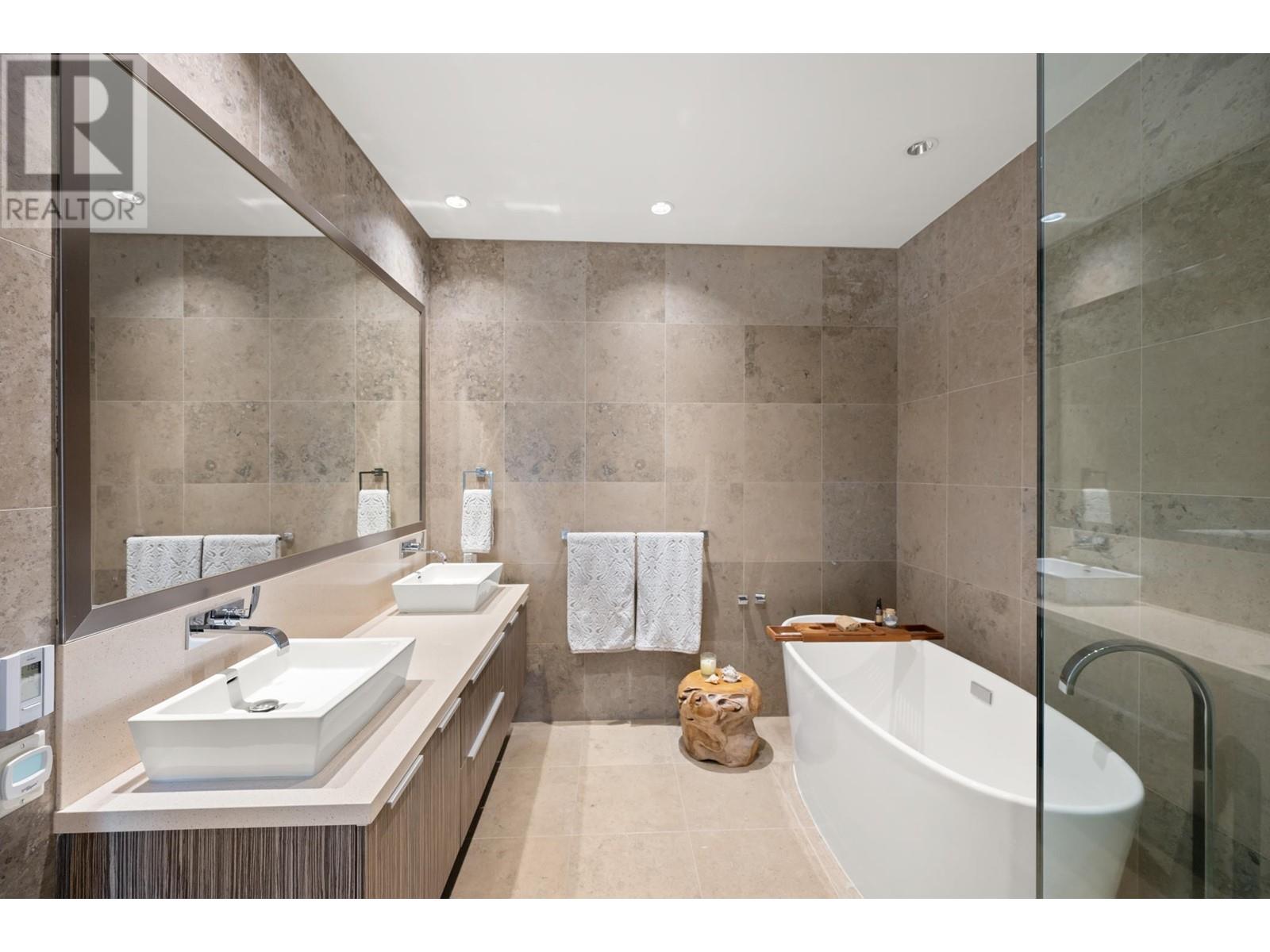 Listing Picture 23 of 29 : 102 151 W ATHLETES WAY, Vancouver / 溫哥華 - 魯藝地產 Yvonne Lu Group - MLS Medallion Club Member