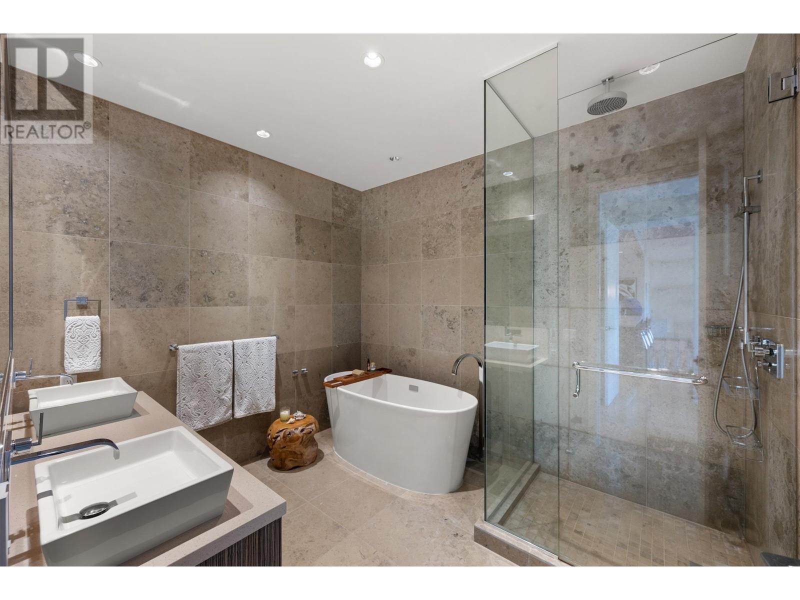 Listing Picture 22 of 29 : 102 151 W ATHLETES WAY, Vancouver / 溫哥華 - 魯藝地產 Yvonne Lu Group - MLS Medallion Club Member