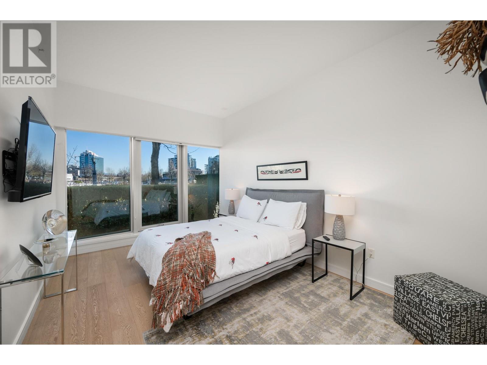 Listing Picture 17 of 29 : 102 151 W ATHLETES WAY, Vancouver / 溫哥華 - 魯藝地產 Yvonne Lu Group - MLS Medallion Club Member