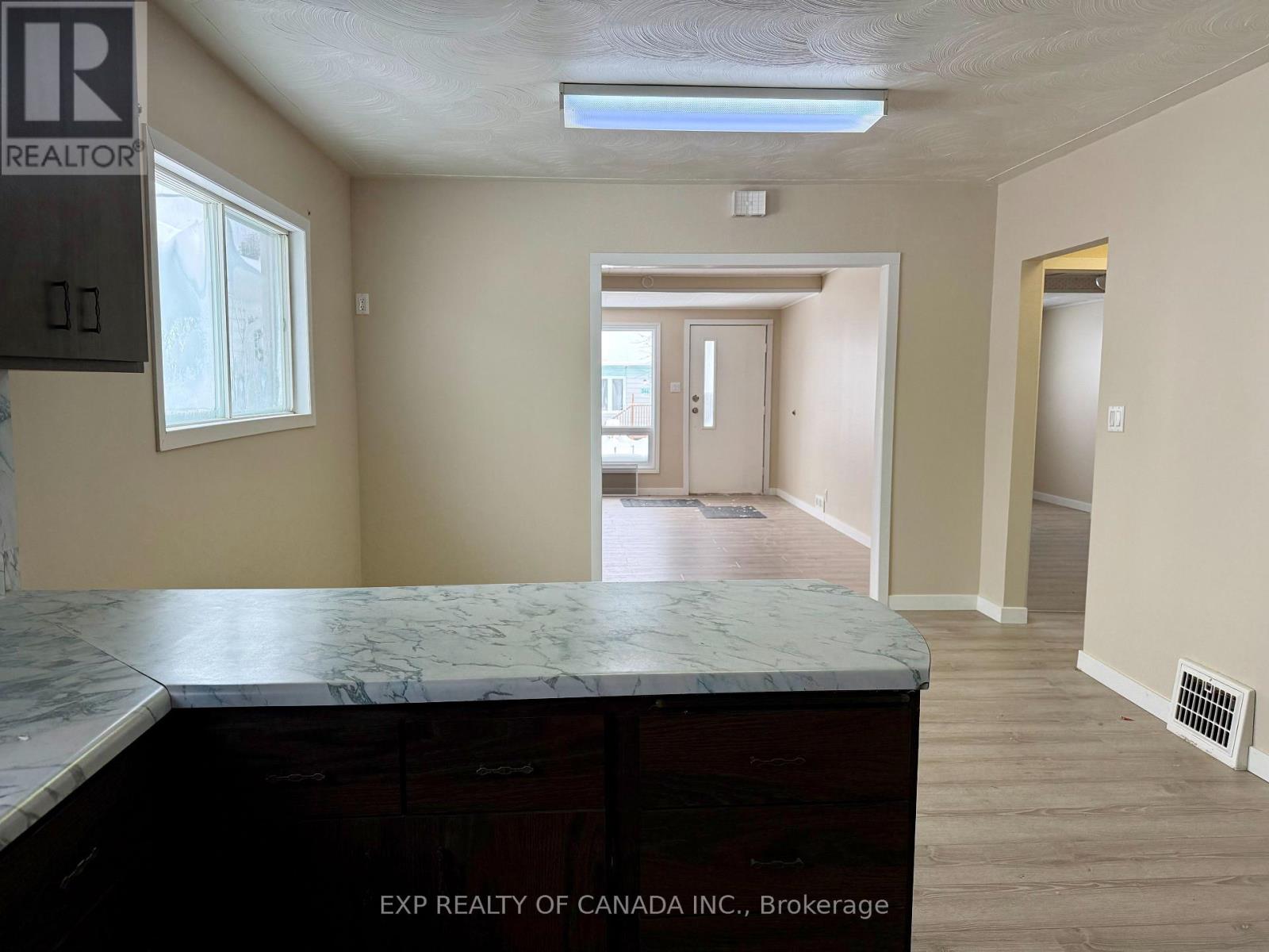 Property at 343 MAPLE STREET S image 3