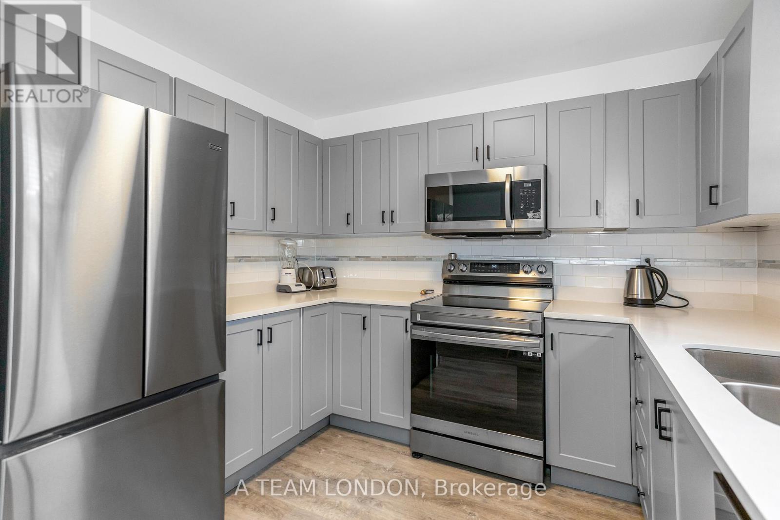 Photo 11 of 34 for 5 - 1855 Aldersbrook Road