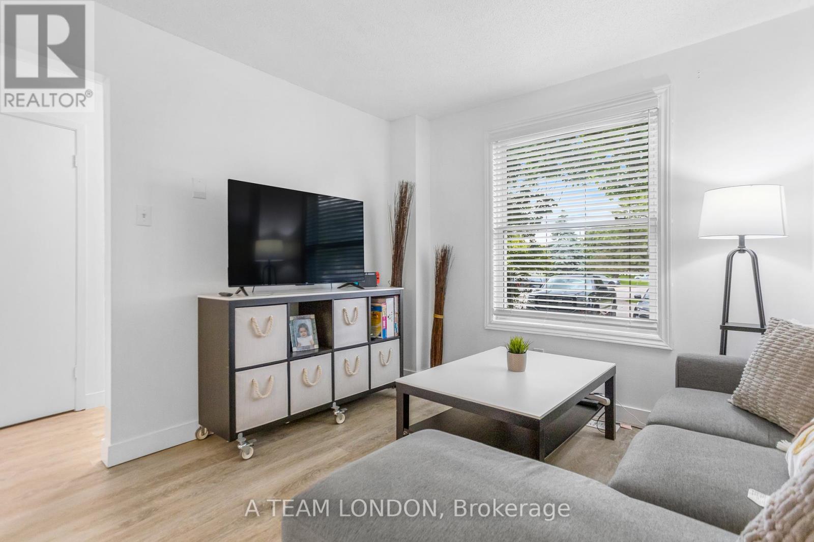 Photo 6 of 34 for 5 - 1855 Aldersbrook Road