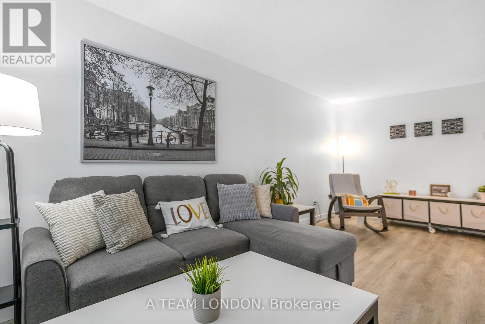 Photo 7 of 34 for 5 - 1855 Aldersbrook Road