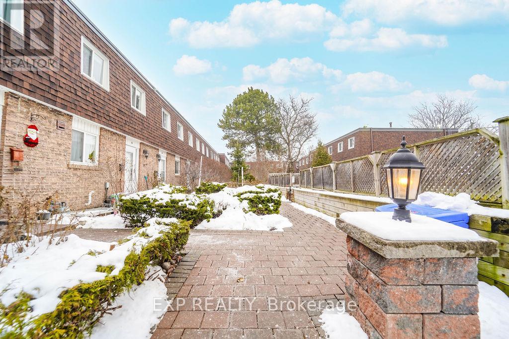 Property at 17 - 17 THE CARRIAGE WAY image 3