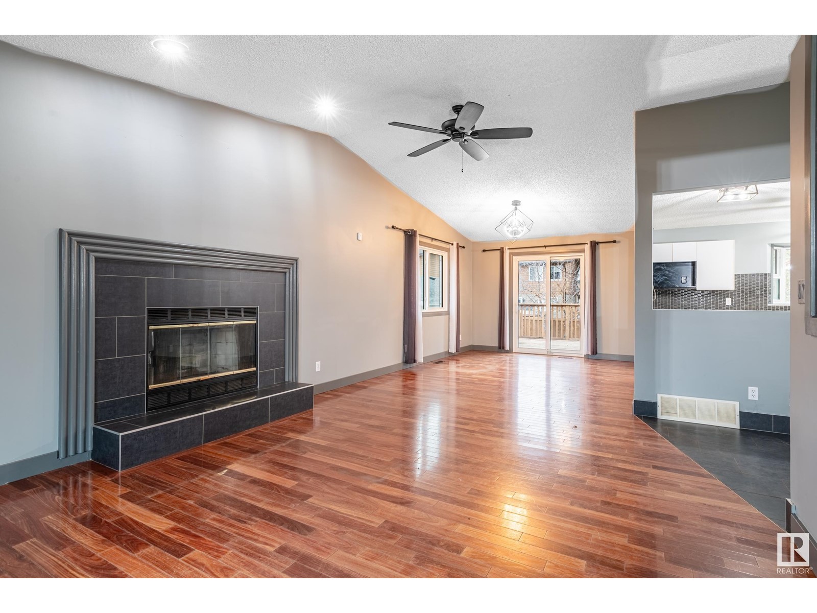 Property at 3811 21 AV NW image 2