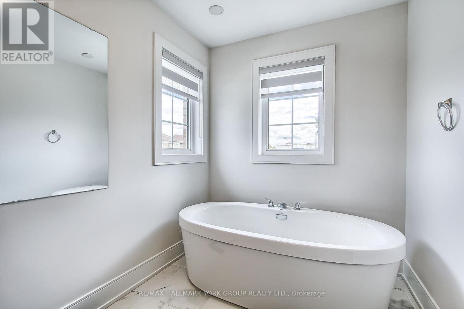 190 Walter English Drive, East Gwillimbury (Queensville), Ontario  L0G 1R0 - Photo 29 - N11953312