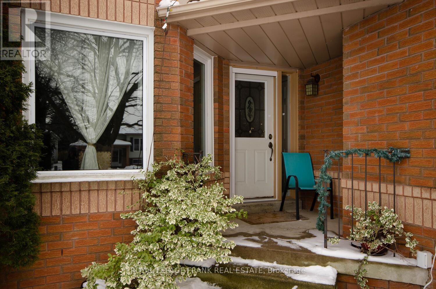 Property at 120 SUTHERLAND CRESCENT image 4