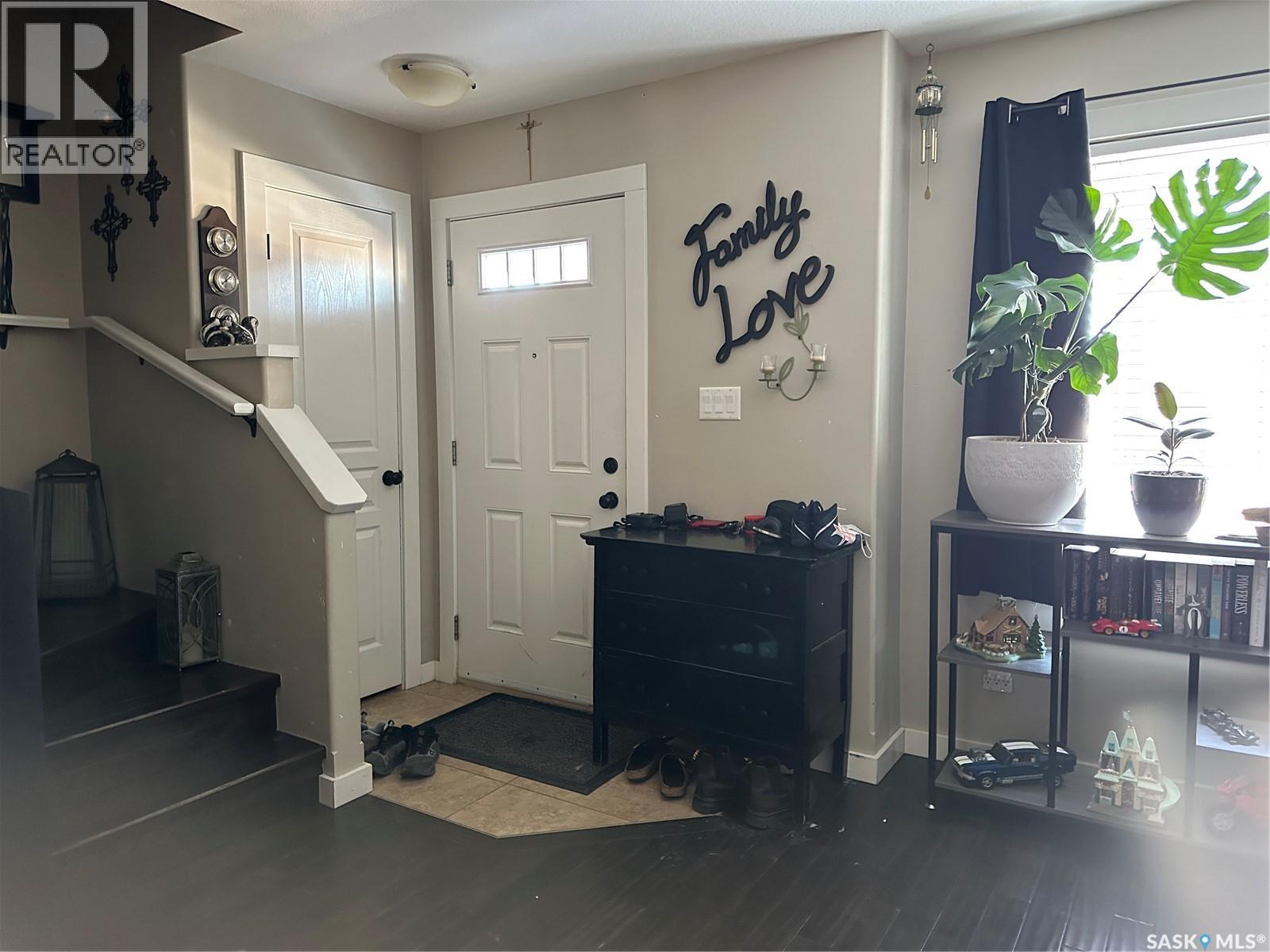 18 880 5th Street, Weyburn, Saskatchewan  S4H 1A4 - Photo 3 - SK994049