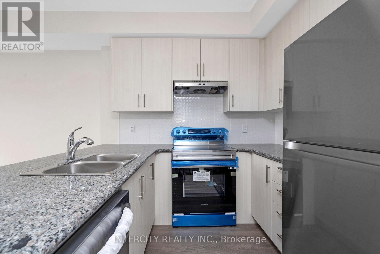 205 - 30 Halliford Place, Brampton, Ontario  L6P 4R1 - Photo 8 - W11950650