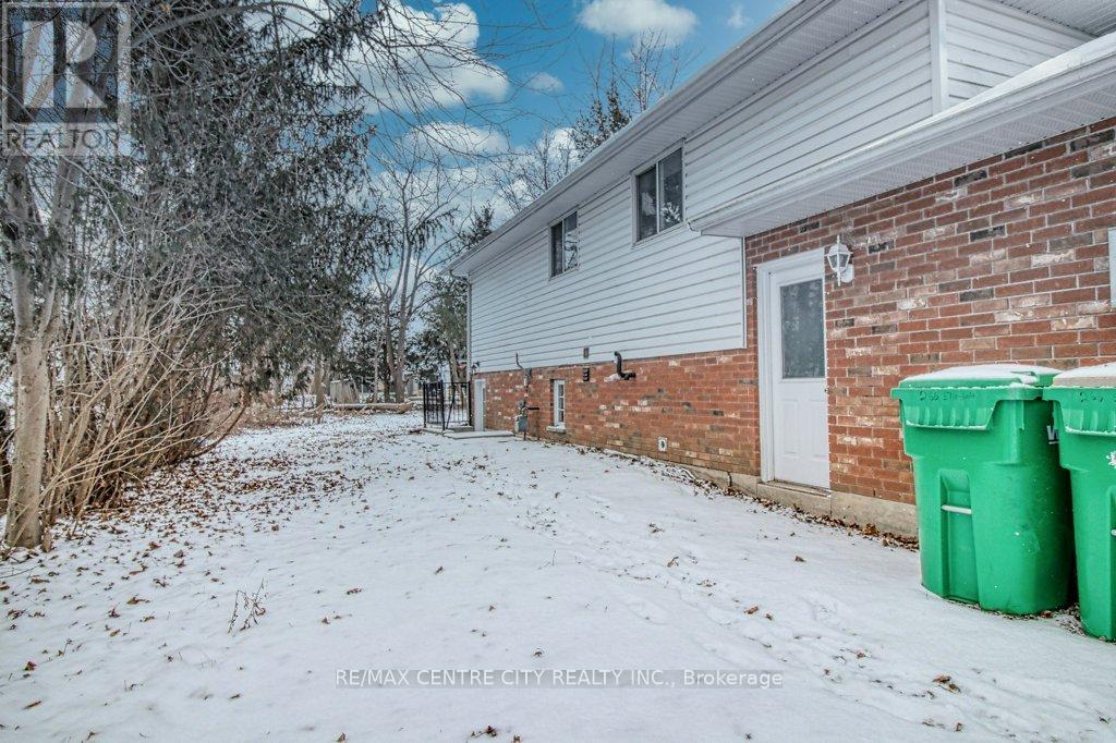 266 Elizabeth Street, Southwest Middlesex, Ontario  N0L 1M0 - Photo 40 - X11953855