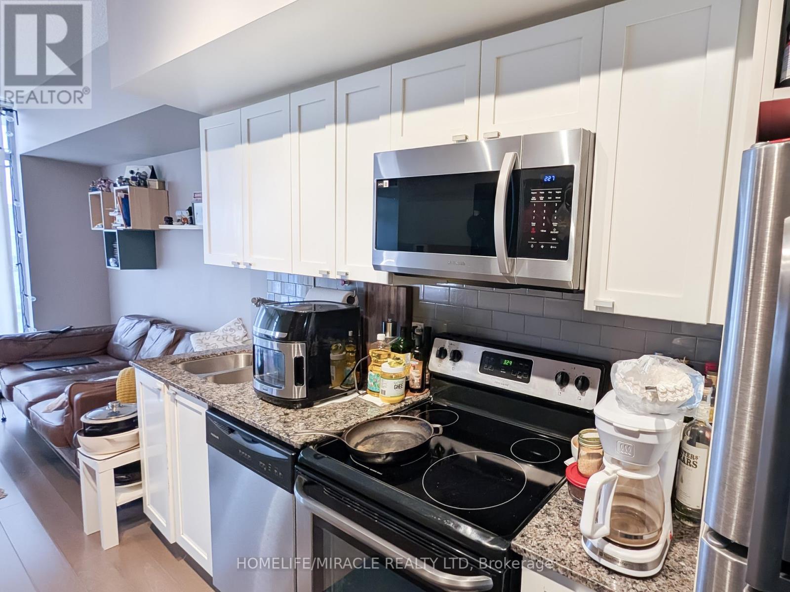 Property at 3012 - 105 THE QUEENSWAY image 5