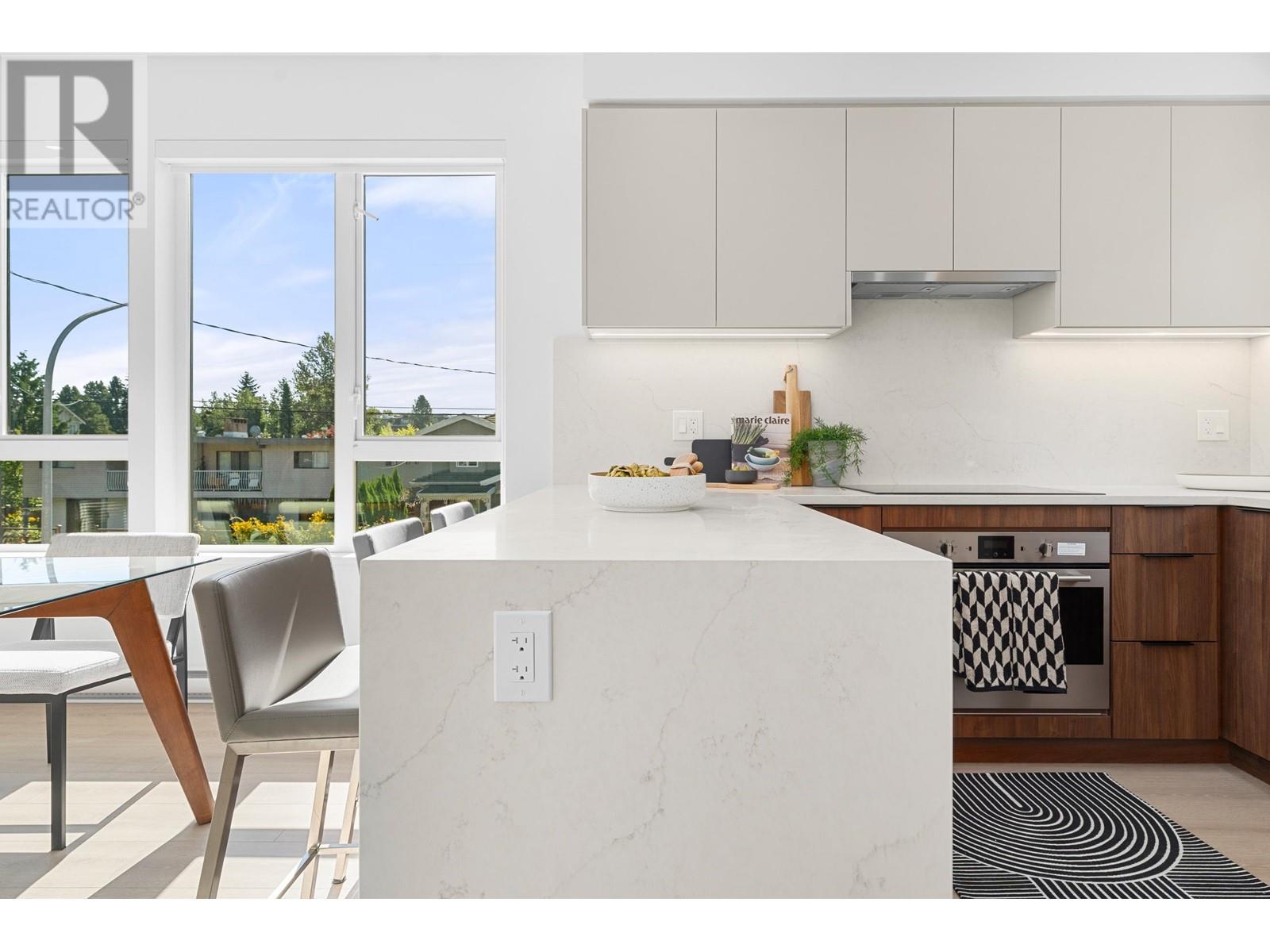 Listing Picture 10 of 36 : 206 7161 17TH AVENUE, Burnaby / 本拿比 - 魯藝地產 Yvonne Lu Group - MLS Medallion Club Member