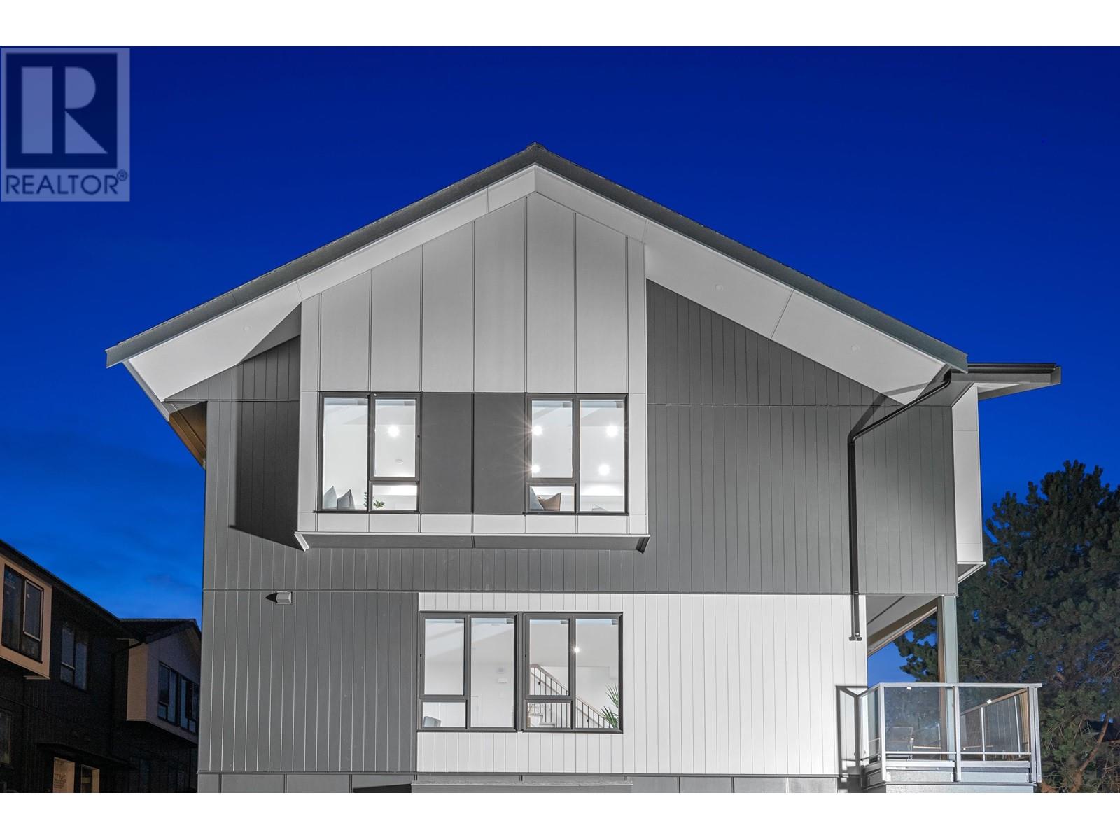 Listing Picture 35 of 36 : 206 7161 17TH AVENUE, Burnaby / 本拿比 - 魯藝地產 Yvonne Lu Group - MLS Medallion Club Member