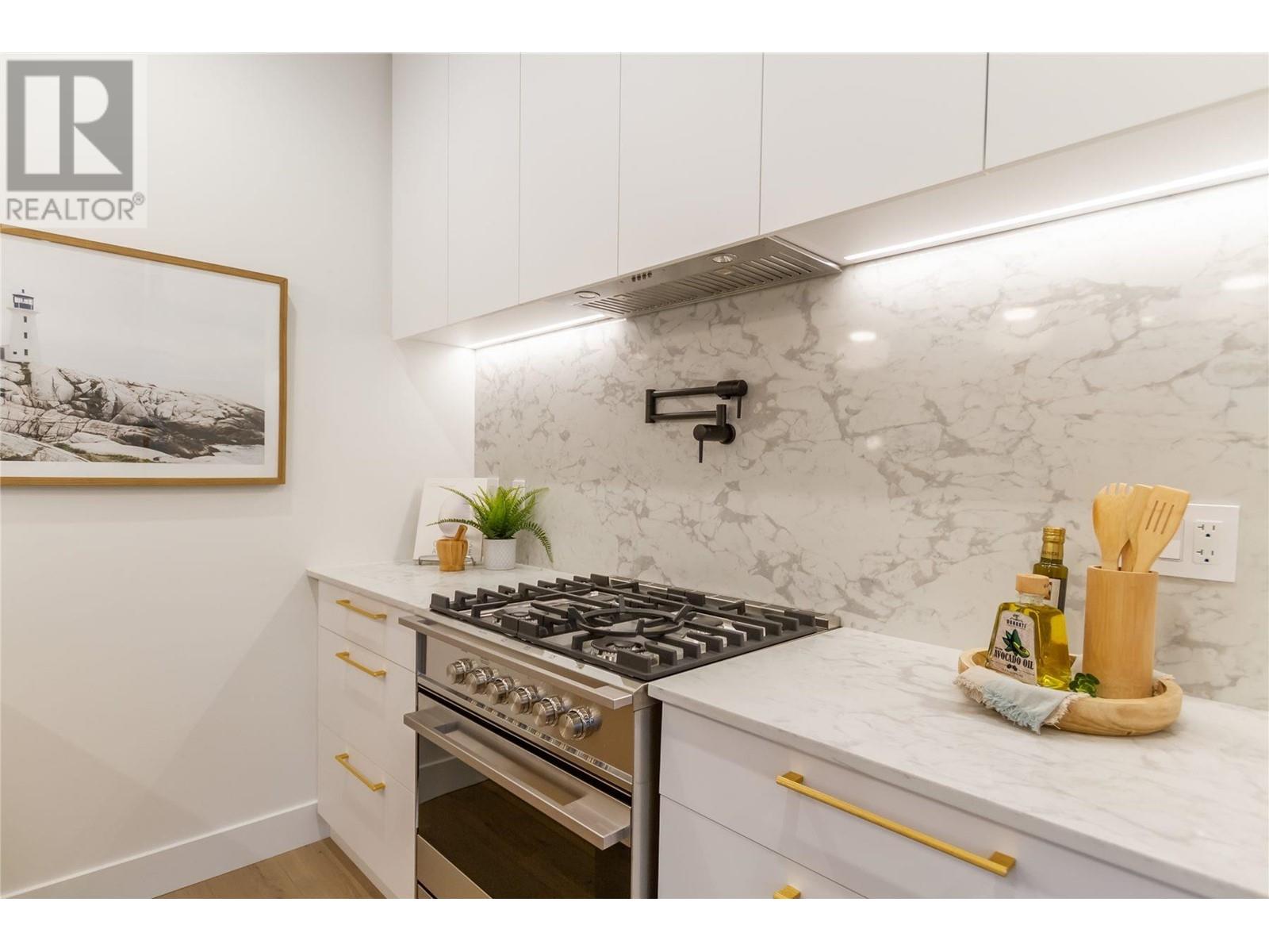 Listing Picture 10 of 25 : 2 1982 VENABLES STREET, Vancouver / 溫哥華 - 魯藝地產 Yvonne Lu Group - MLS Medallion Club Member