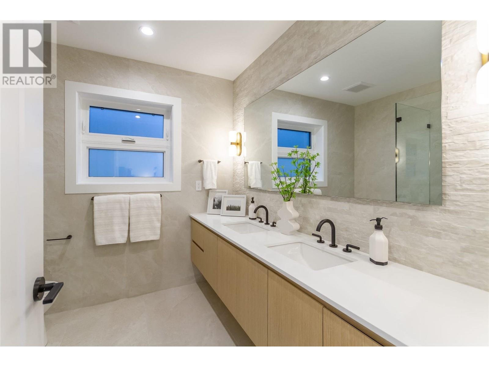 Listing Picture 15 of 25 : 2 1982 VENABLES STREET, Vancouver / 溫哥華 - 魯藝地產 Yvonne Lu Group - MLS Medallion Club Member