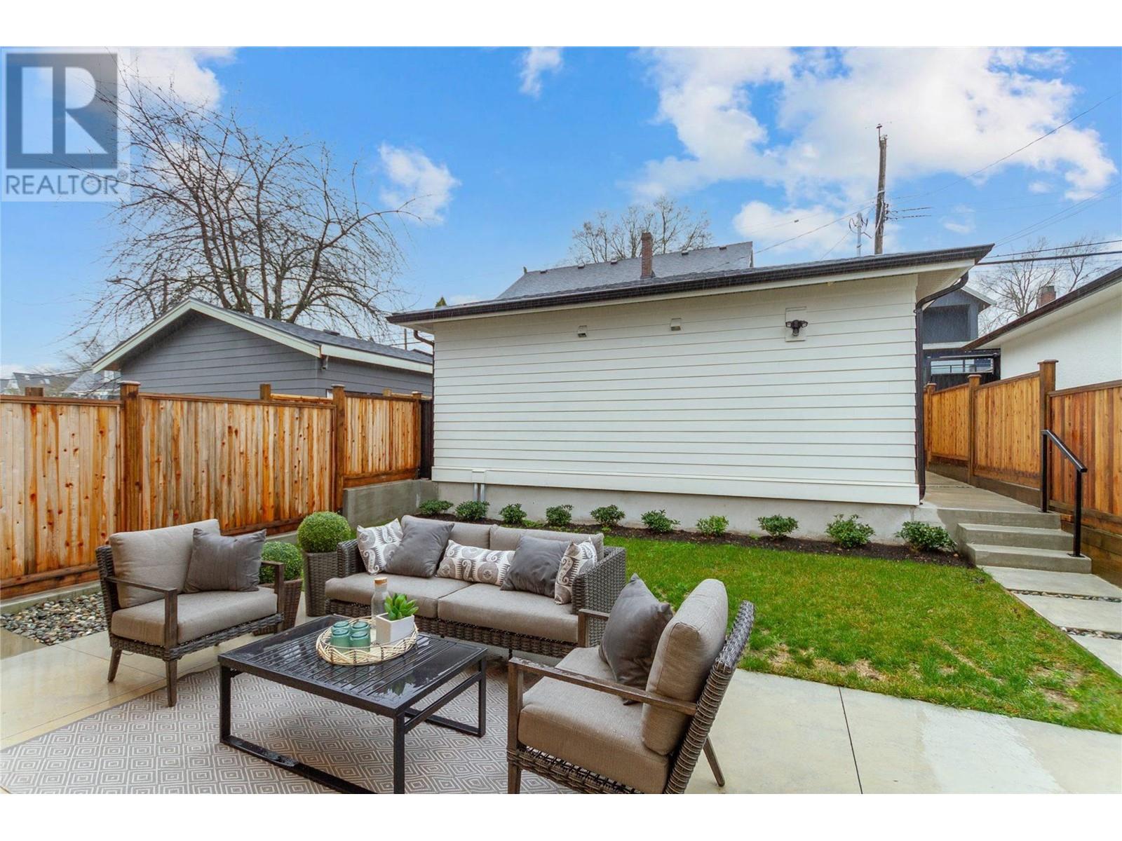 Listing Picture 3 of 25 : 2 1982 VENABLES STREET, Vancouver / 溫哥華 - 魯藝地產 Yvonne Lu Group - MLS Medallion Club Member