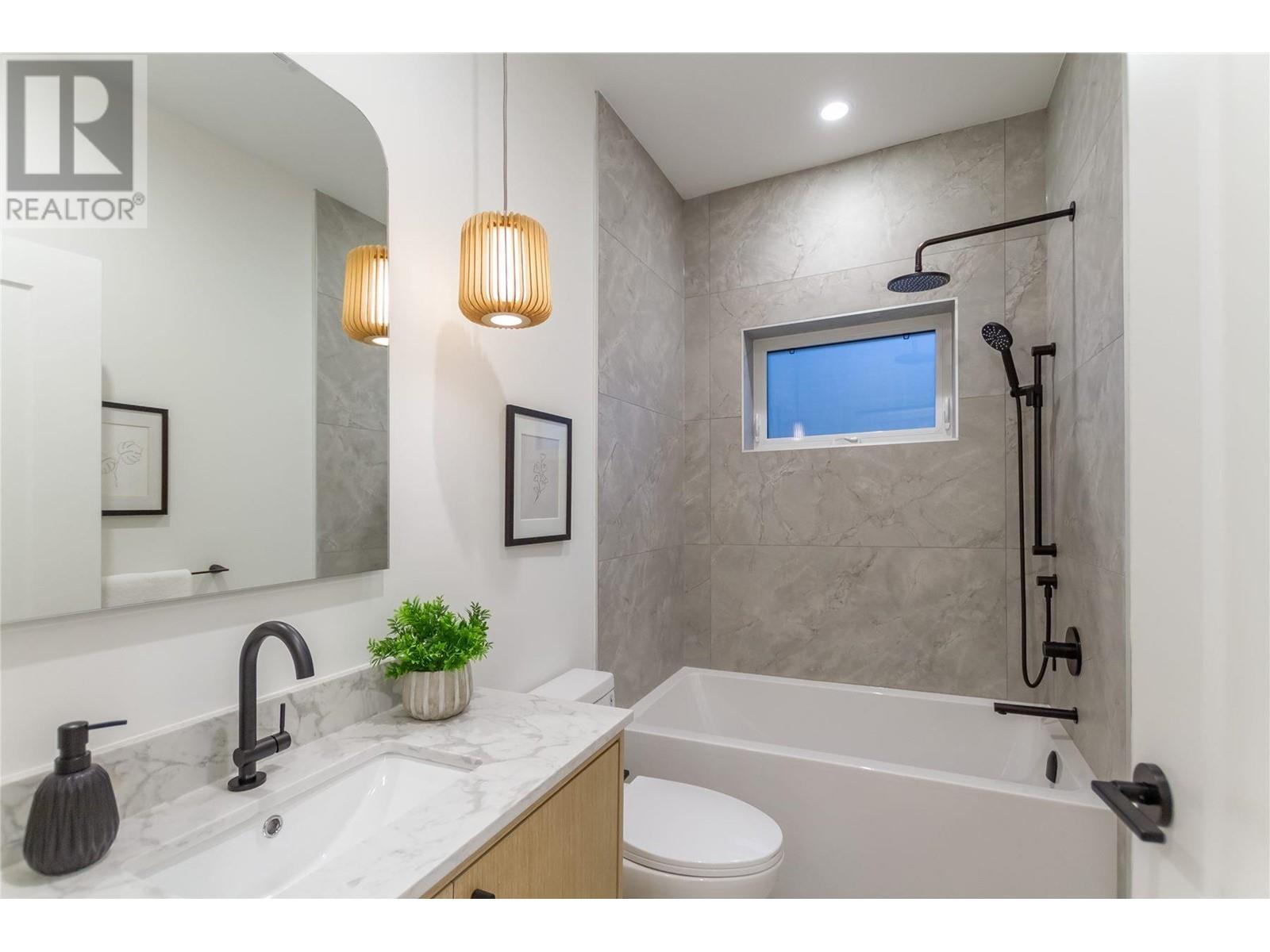 Listing Picture 18 of 25 : 2 1982 VENABLES STREET, Vancouver / 溫哥華 - 魯藝地產 Yvonne Lu Group - MLS Medallion Club Member