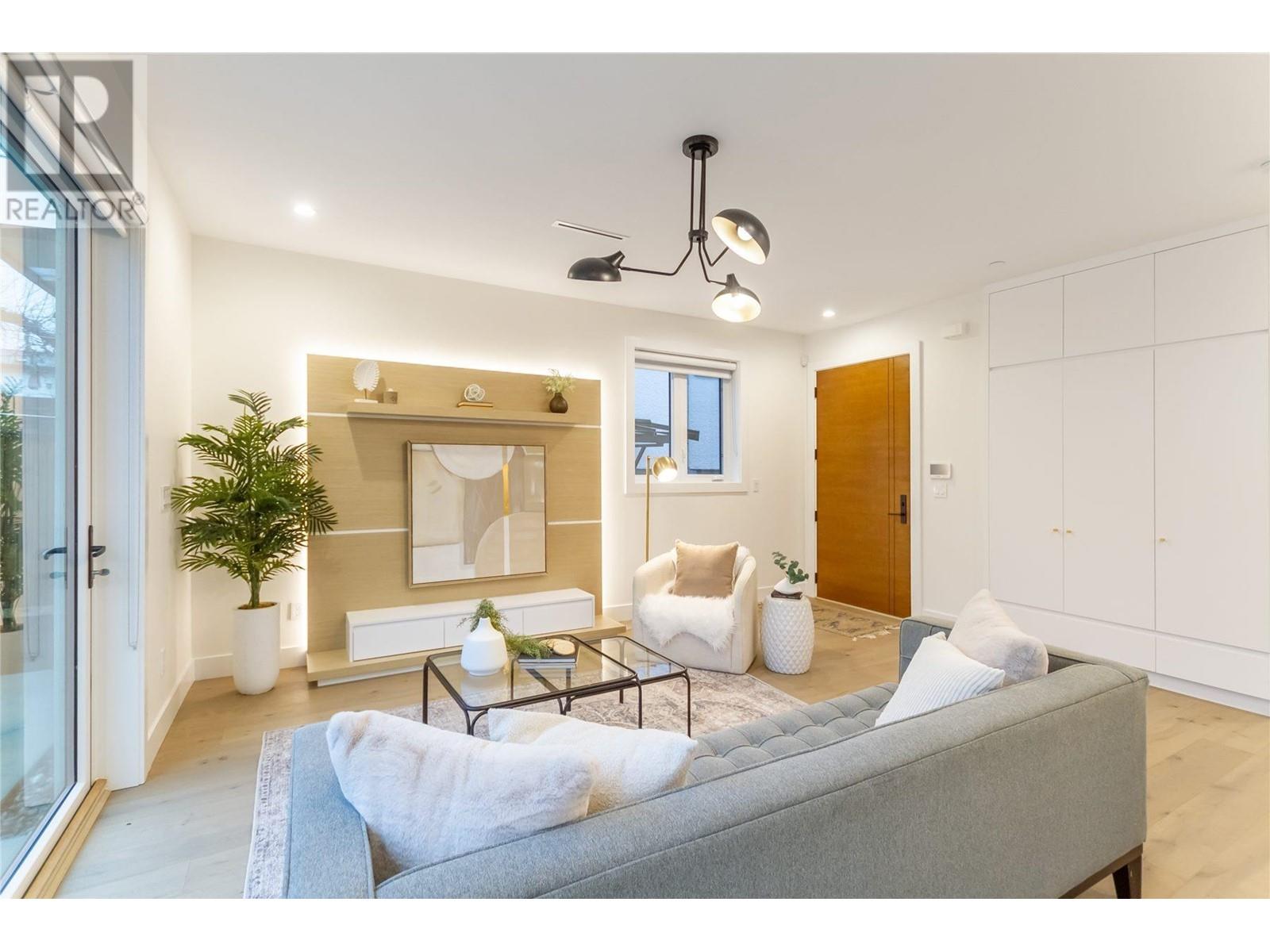 Listing Picture 4 of 25 : 2 1982 VENABLES STREET, Vancouver / 溫哥華 - 魯藝地產 Yvonne Lu Group - MLS Medallion Club Member