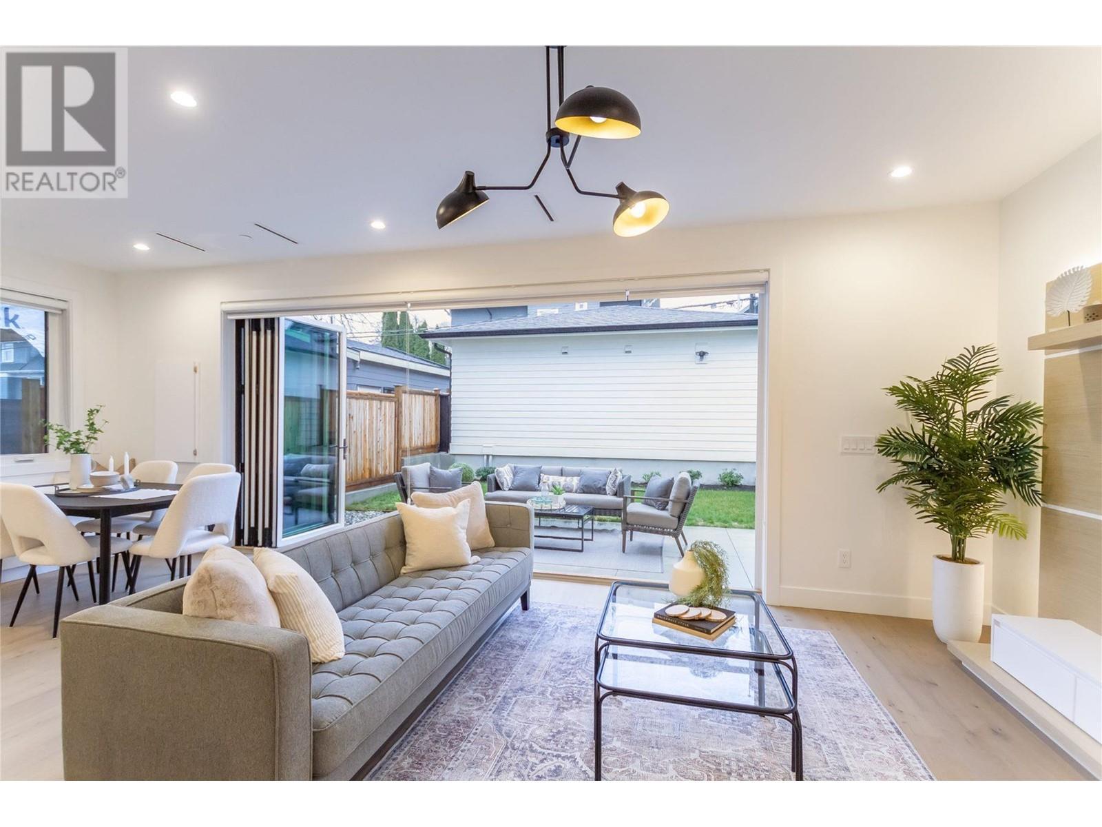 Listing Picture 2 of 25 : 2 1982 VENABLES STREET, Vancouver / 溫哥華 - 魯藝地產 Yvonne Lu Group - MLS Medallion Club Member