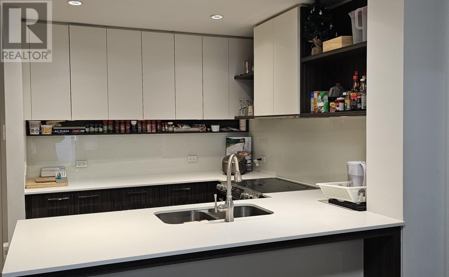 Listing Picture 2 of 13 : 108 9250 UNIVERSITY HIGH STREET, Burnaby / 本拿比 - 魯藝地產 Yvonne Lu Group - MLS Medallion Club Member