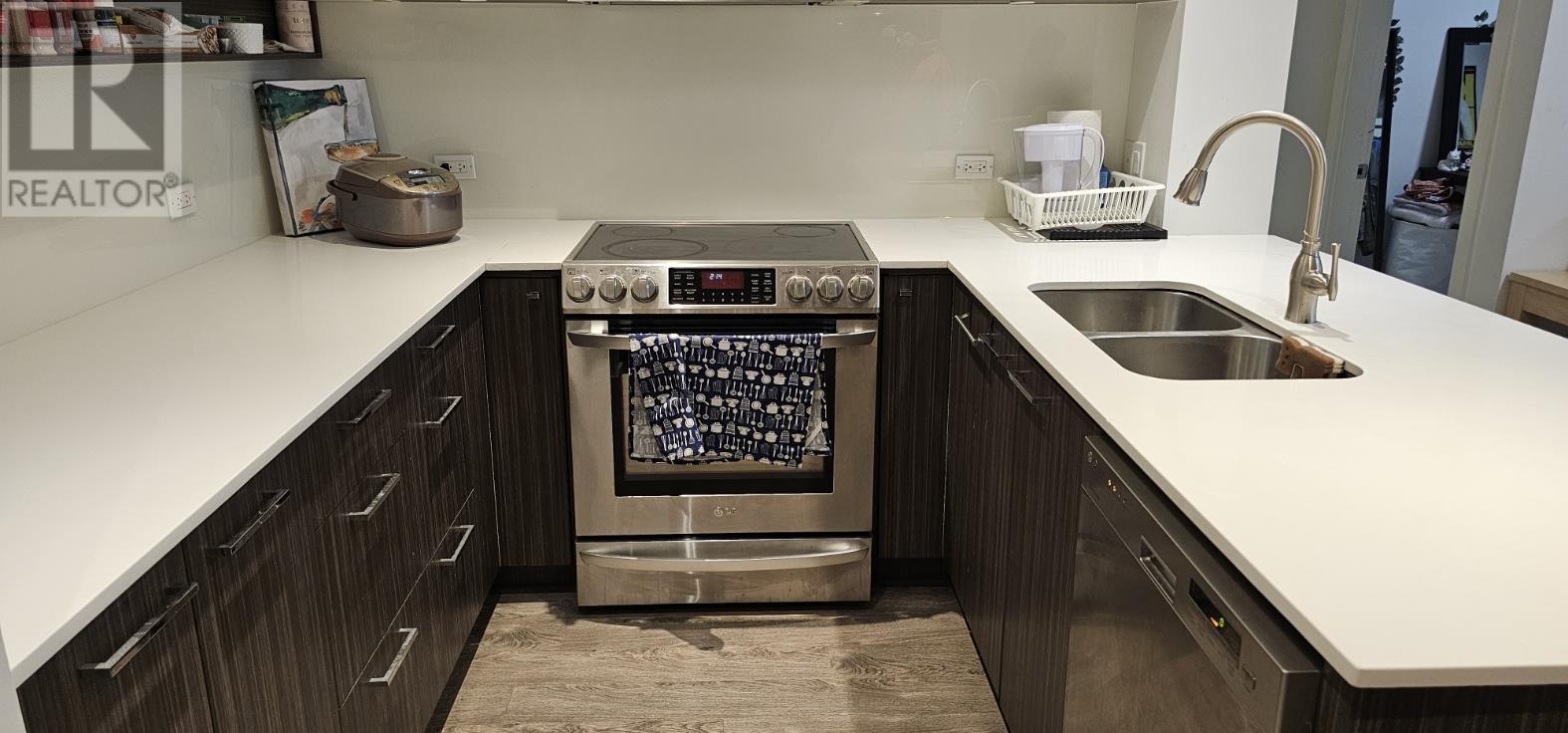 Listing Picture 3 of 13 : 108 9250 UNIVERSITY HIGH STREET, Burnaby / 本拿比 - 魯藝地產 Yvonne Lu Group - MLS Medallion Club Member