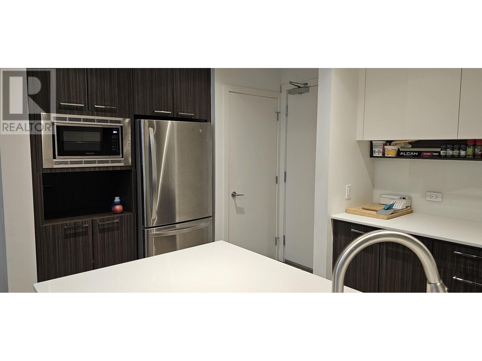 Listing Picture 4 of 13 : 108 9250 UNIVERSITY HIGH STREET, Burnaby / 本拿比 - 魯藝地產 Yvonne Lu Group - MLS Medallion Club Member