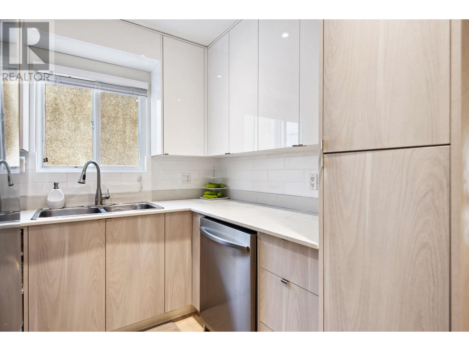 Listing Picture 24 of 40 : 6925 MAIN STREET, Vancouver / 溫哥華 - 魯藝地產 Yvonne Lu Group - MLS Medallion Club Member