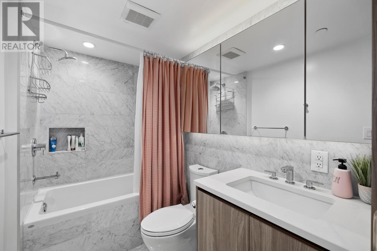 Listing Picture 13 of 24 : 402 1768 COOK STREET, Vancouver / 溫哥華 - 魯藝地產 Yvonne Lu Group - MLS Medallion Club Member