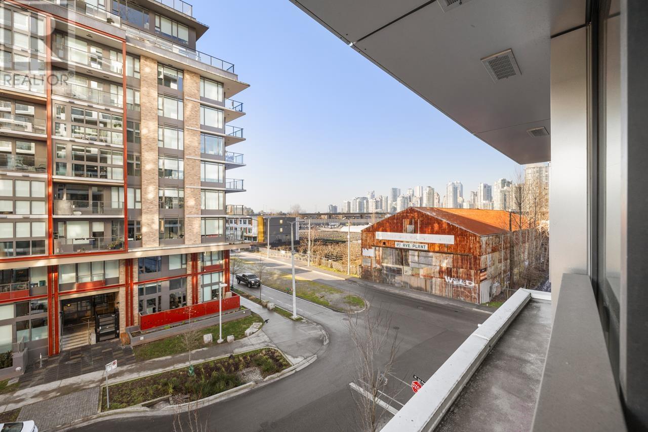 Listing Picture 17 of 24 : 402 1768 COOK STREET, Vancouver / 溫哥華 - 魯藝地產 Yvonne Lu Group - MLS Medallion Club Member