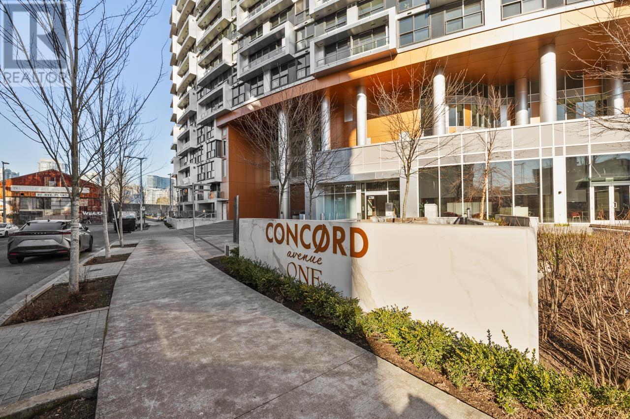 Listing Picture 2 of 24 : 402 1768 COOK STREET, Vancouver / 溫哥華 - 魯藝地產 Yvonne Lu Group - MLS Medallion Club Member