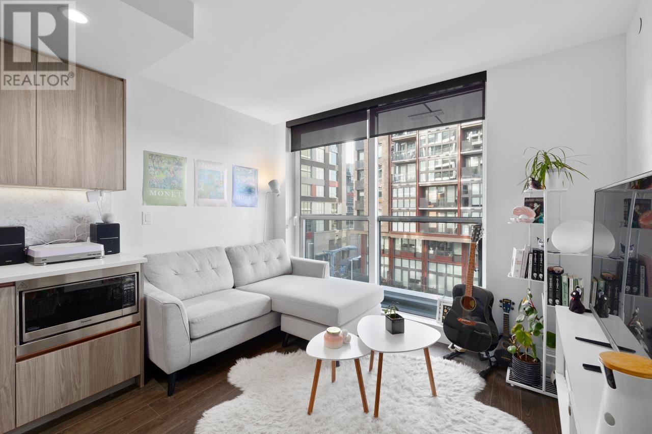 Listing Picture 3 of 24 : 402 1768 COOK STREET, Vancouver / 溫哥華 - 魯藝地產 Yvonne Lu Group - MLS Medallion Club Member