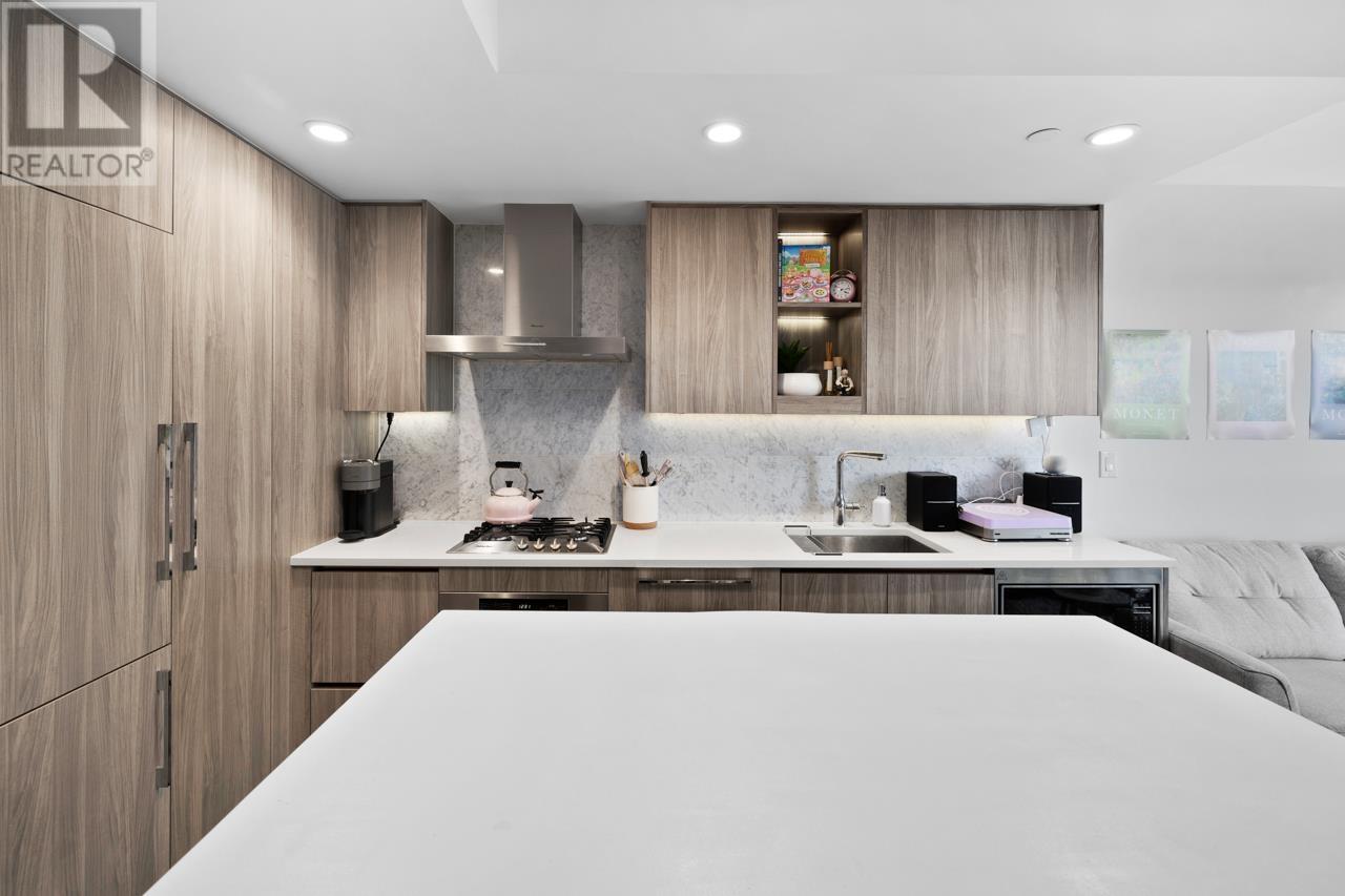 Listing Picture 8 of 24 : 402 1768 COOK STREET, Vancouver / 溫哥華 - 魯藝地產 Yvonne Lu Group - MLS Medallion Club Member