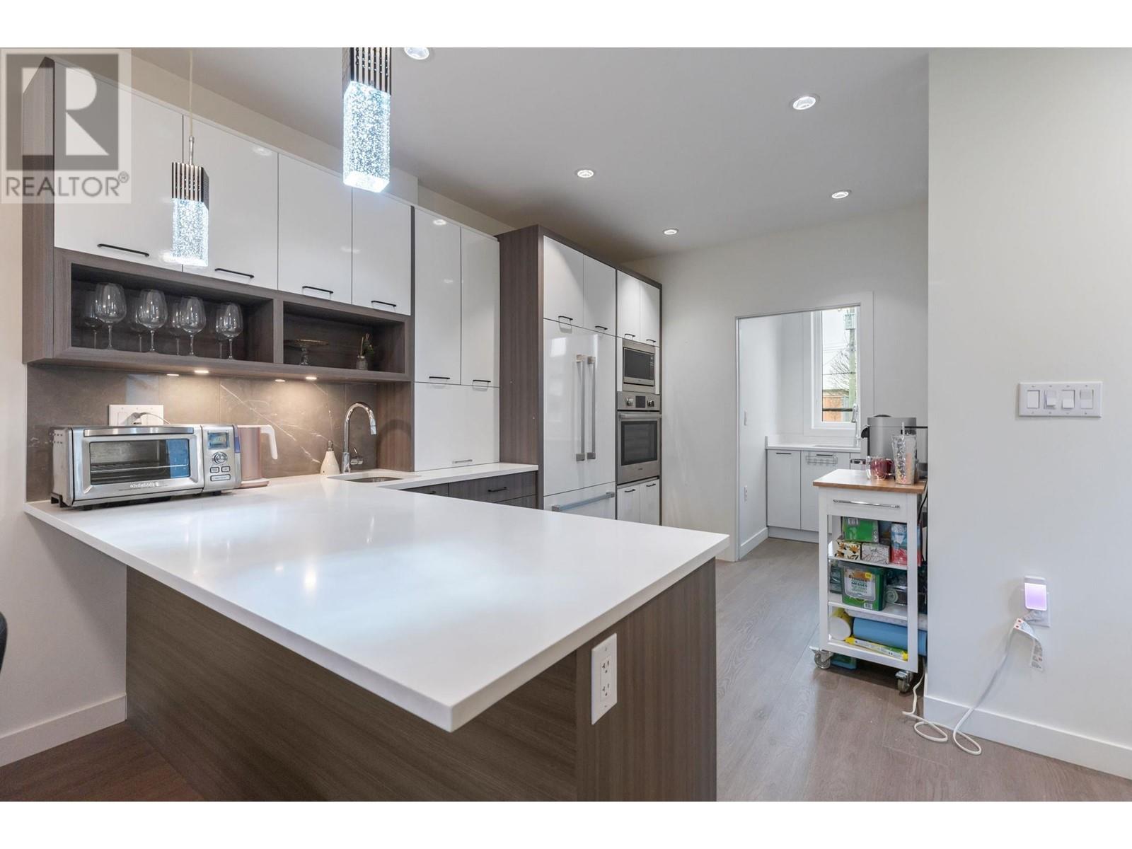 Listing Picture 3 of 27 : 1 9800 GRANVILLE AVENUE, Richmond / 烈治文 - 魯藝地產 Yvonne Lu Group - MLS Medallion Club Member