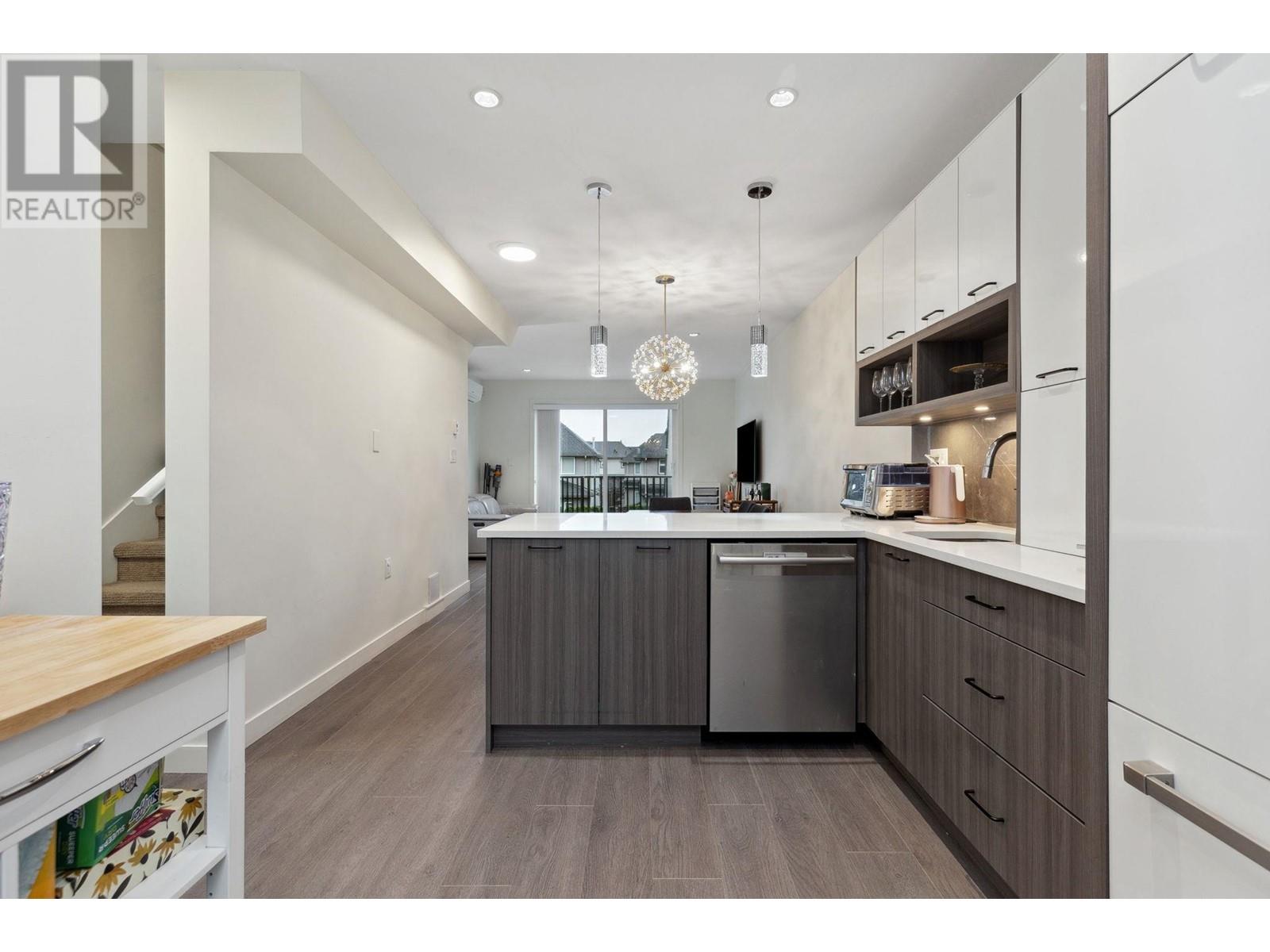 Listing Picture 5 of 27 : 1 9800 GRANVILLE AVENUE, Richmond / 烈治文 - 魯藝地產 Yvonne Lu Group - MLS Medallion Club Member
