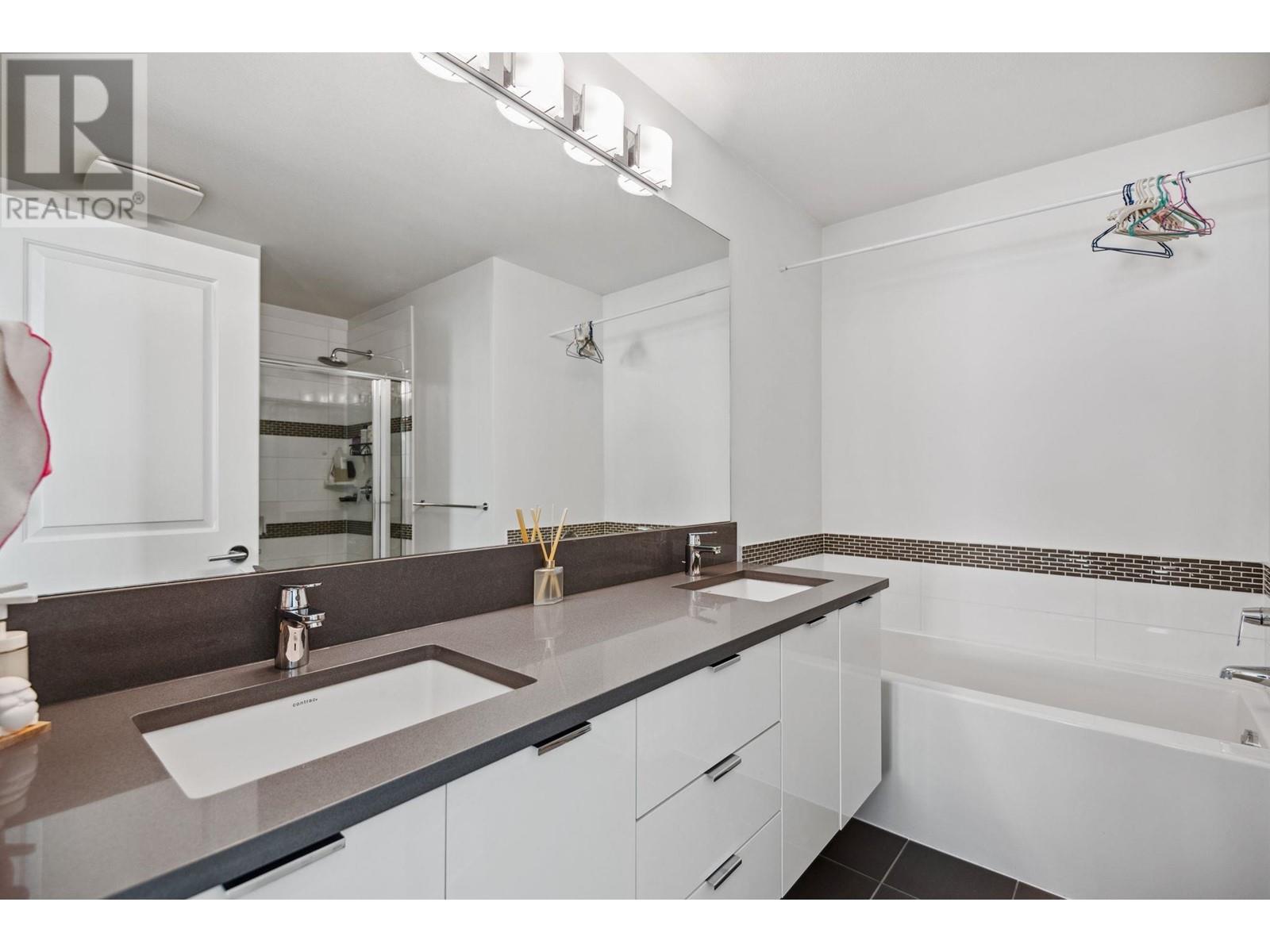 Listing Picture 11 of 20 : 8 9728 ALEXANDRA ROAD, Richmond / 烈治文 - 魯藝地產 Yvonne Lu Group - MLS Medallion Club Member