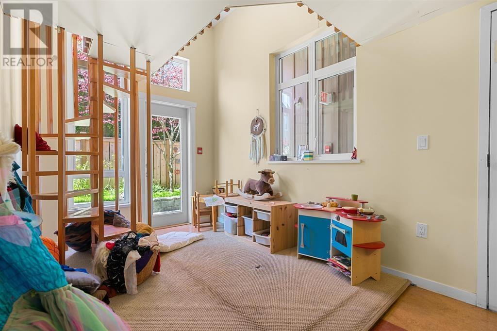 Listing Picture 37 of 37 : 401 4272 ALBERT STREET, Burnaby / 本拿比 - 魯藝地產 Yvonne Lu Group - MLS Medallion Club Member