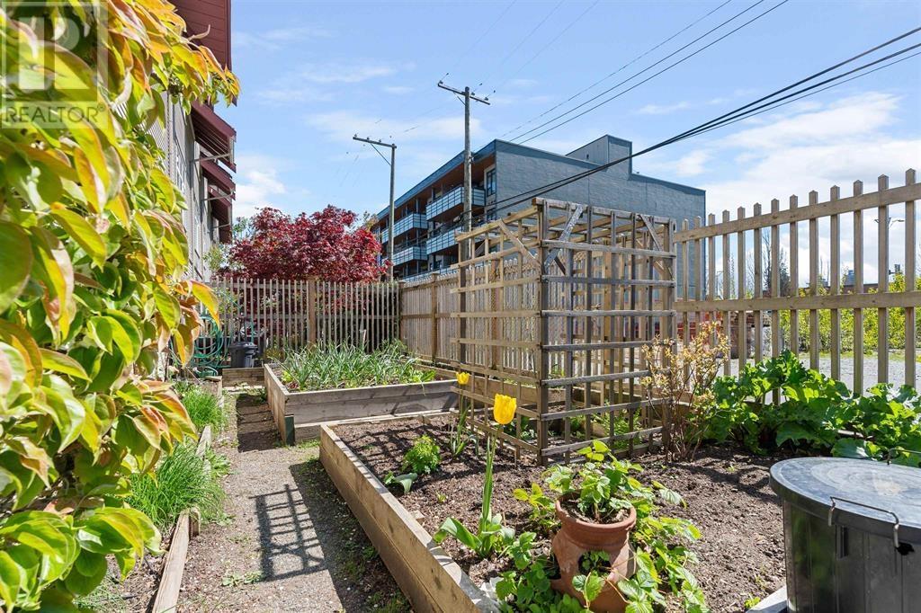 Listing Picture 32 of 37 : 401 4272 ALBERT STREET, Burnaby / 本拿比 - 魯藝地產 Yvonne Lu Group - MLS Medallion Club Member