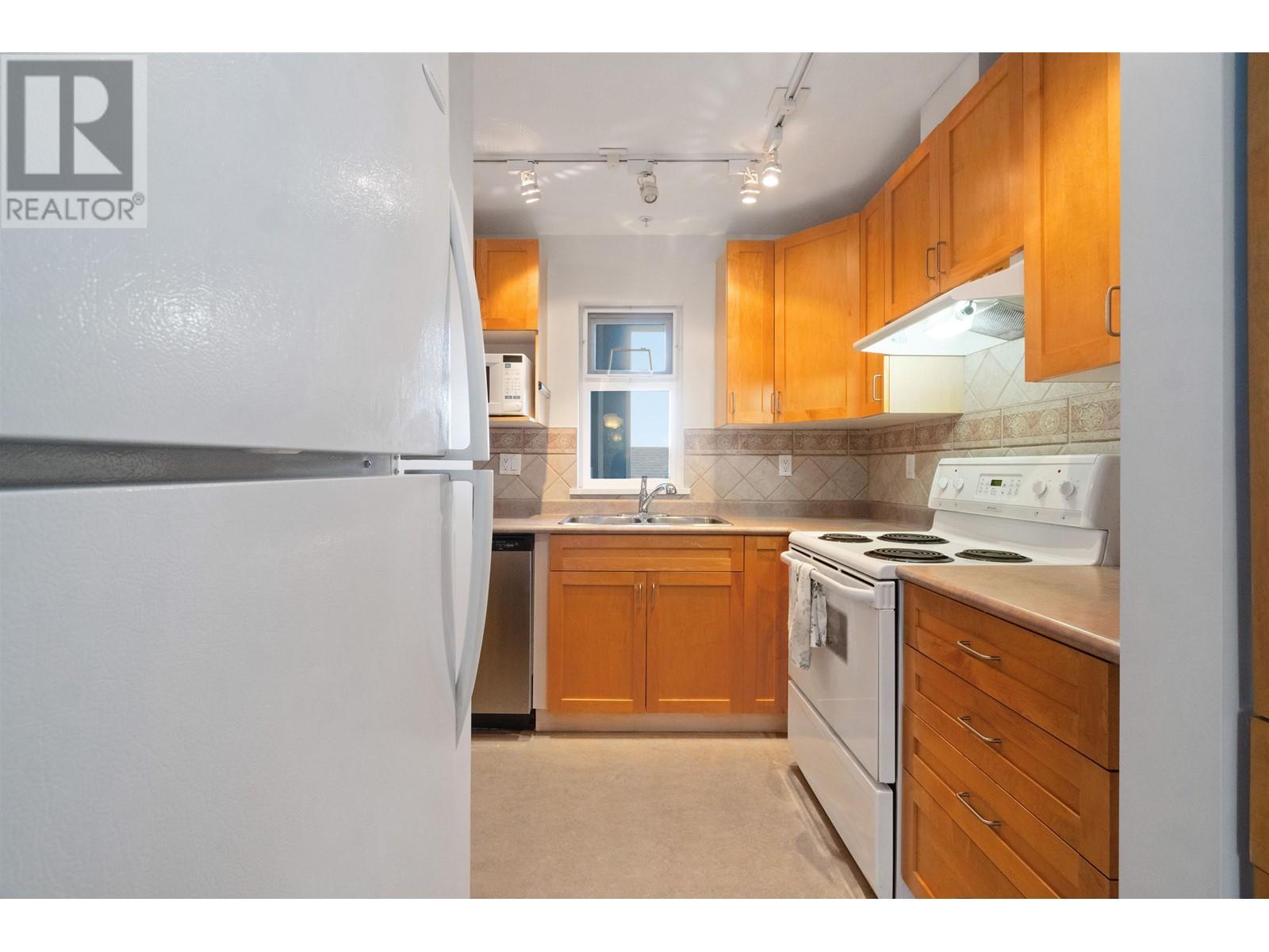 Listing Picture 13 of 37 : 401 4272 ALBERT STREET, Burnaby / 本拿比 - 魯藝地產 Yvonne Lu Group - MLS Medallion Club Member