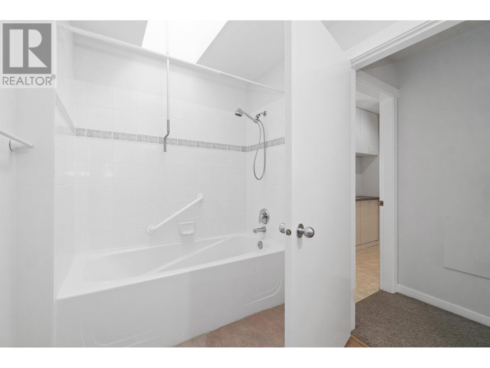 Listing Picture 16 of 37 : 401 4272 ALBERT STREET, Burnaby / 本拿比 - 魯藝地產 Yvonne Lu Group - MLS Medallion Club Member